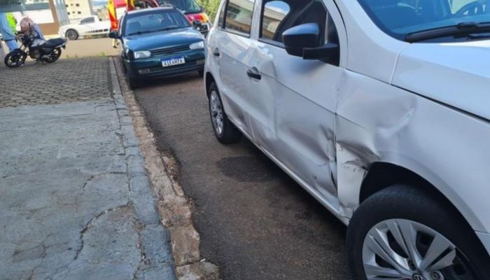 Laranjeiras - Colisão entre carro e moto é registrada no cruzamento da Barão com a Diogo Pinto 